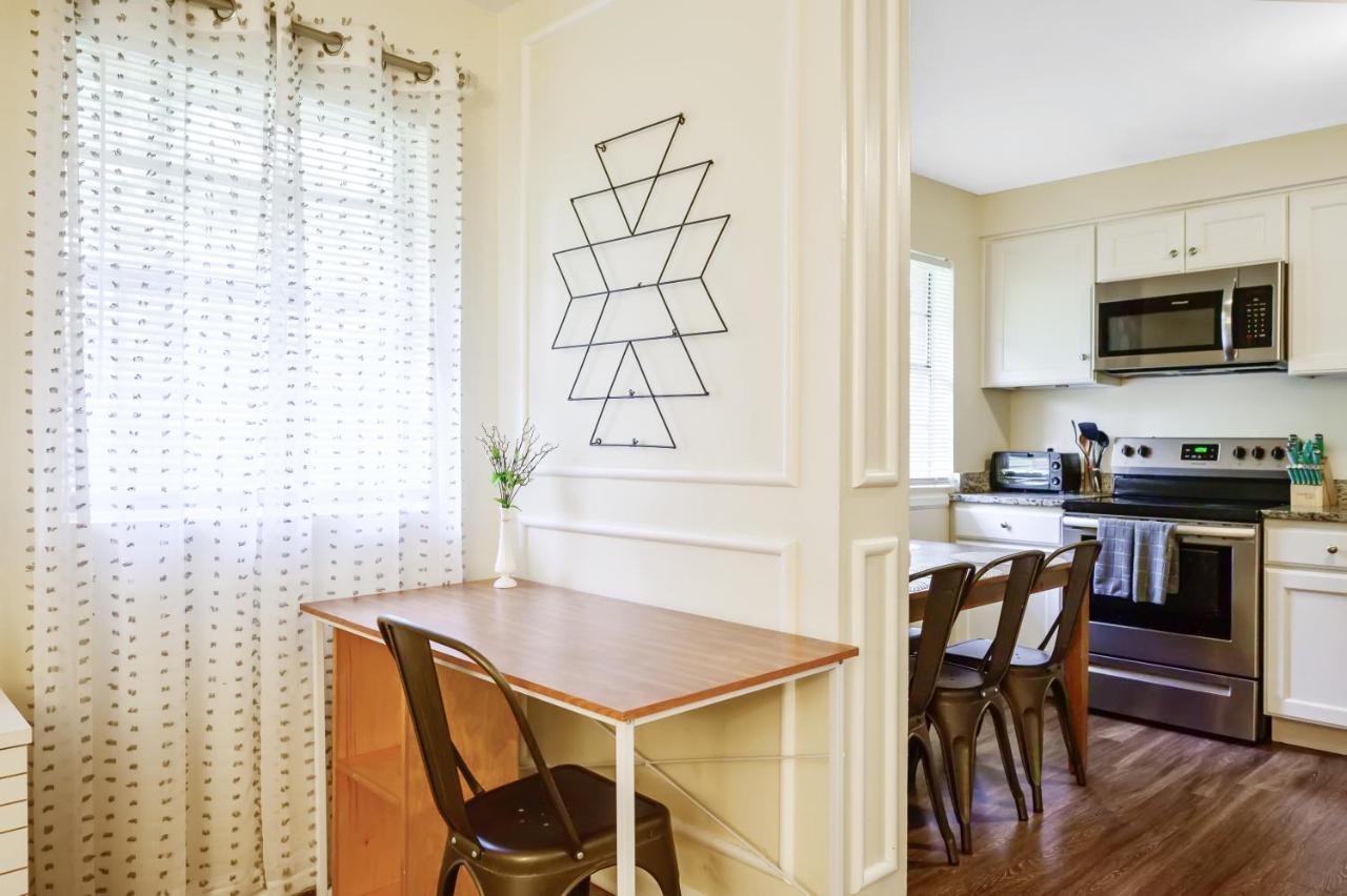 Dapper Digs - King Bed - Long Term - Duke Appartement *