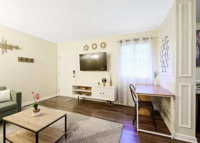 Dapper Digs - King Bed - Long Term Stays - Duke