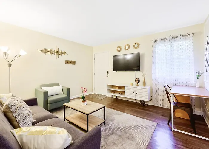 Dapper Digs - King Bed - Long Term Stays - Duke