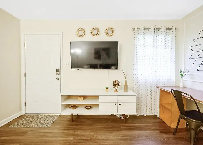 Dapper Digs - King Bed - Long Term Stays - Duke